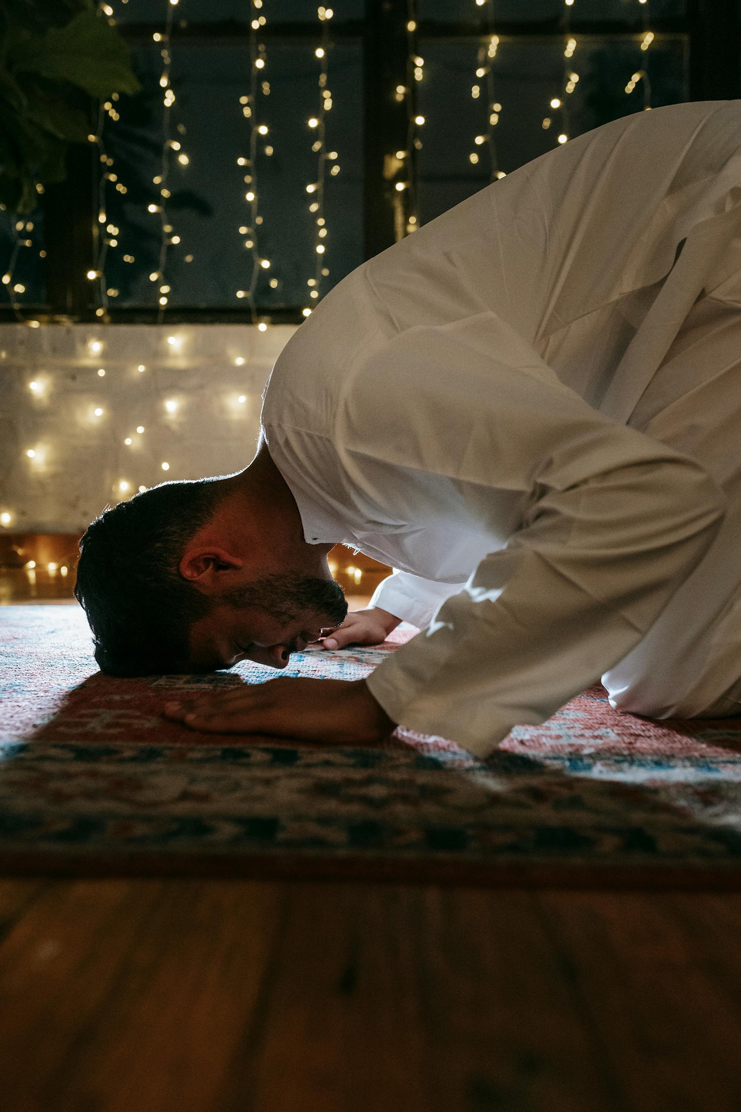 حين تعيدك المحنة إلى الطريق Muslim pray